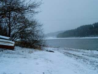 Talsperre und Schnee